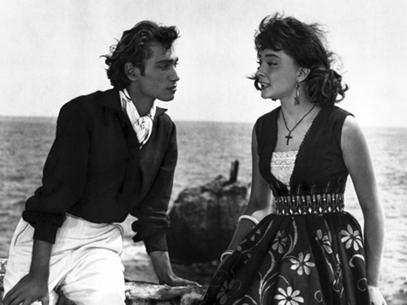 Им присывали роман. Но Настя Вертинская была еще школьницей. В перерывах между съемками она сидела, уткнув нос в учебники.