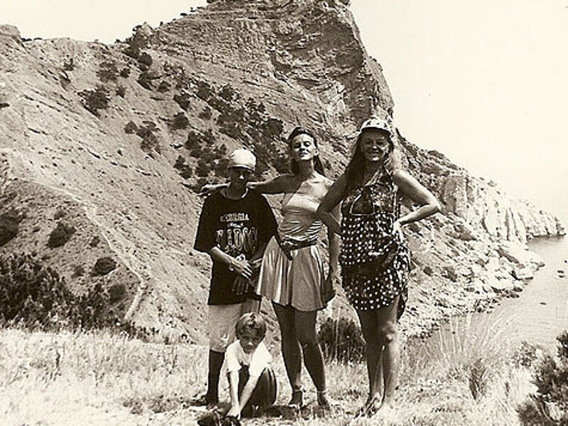 Узнав, что Аня беременна, ее мама сначала была в шоке. А потом они вместе растили своих сыновей.