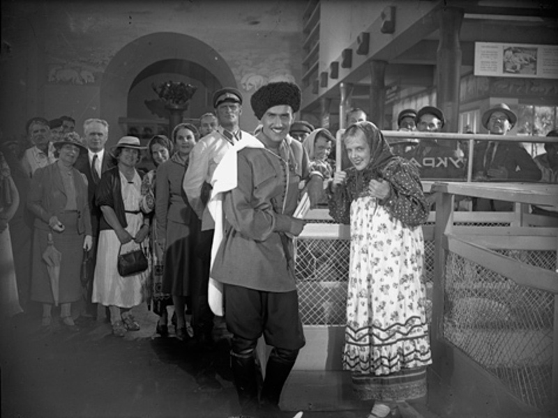 Наши кинокритики отнеслись к комедии презрительно, назвав ее «патриотическим лубком».