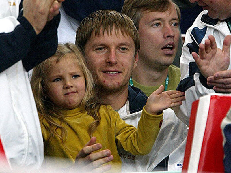 Дочка Евгения Олеся обожает ходить с папой на мероприятия,
связанные с теннисом. Но сам теннис ее не интересует.