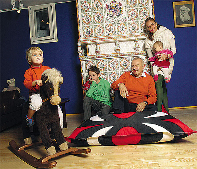 Дом телеведущего с удовольствием принял появившихся в нем детей. Сначала сюда переехала Мария с сыном Федором (в центре), а затем в семье появились Константин и Варвара. фото: Геннадий Авраменко