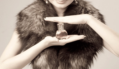 Зимний шлейф: какие ароматы звучат роскошнее всего на шубе или меховом воротнике
