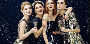 Надену все лучшее разом: 5 ошибок, из-за которых новогодний образ выглядит дешево