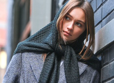 Тепло и стильно: шерстяная косынка как новый символ зимней женственности