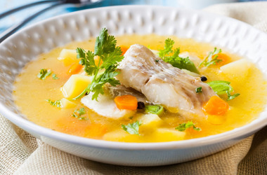 Три интересных рецепта ухи: согреет и спасет от похмелья
