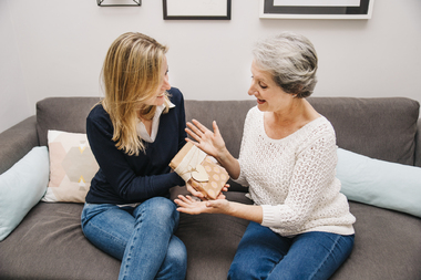 Второй маме угодить непросто: топ−5 нетривиальных подарков для свекрови