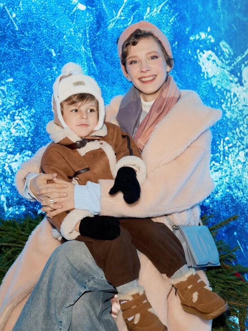 Елизавета Арзамасова вместе с&nbsp;сыном от&nbsp;Авербуха побывала на&nbsp;катке