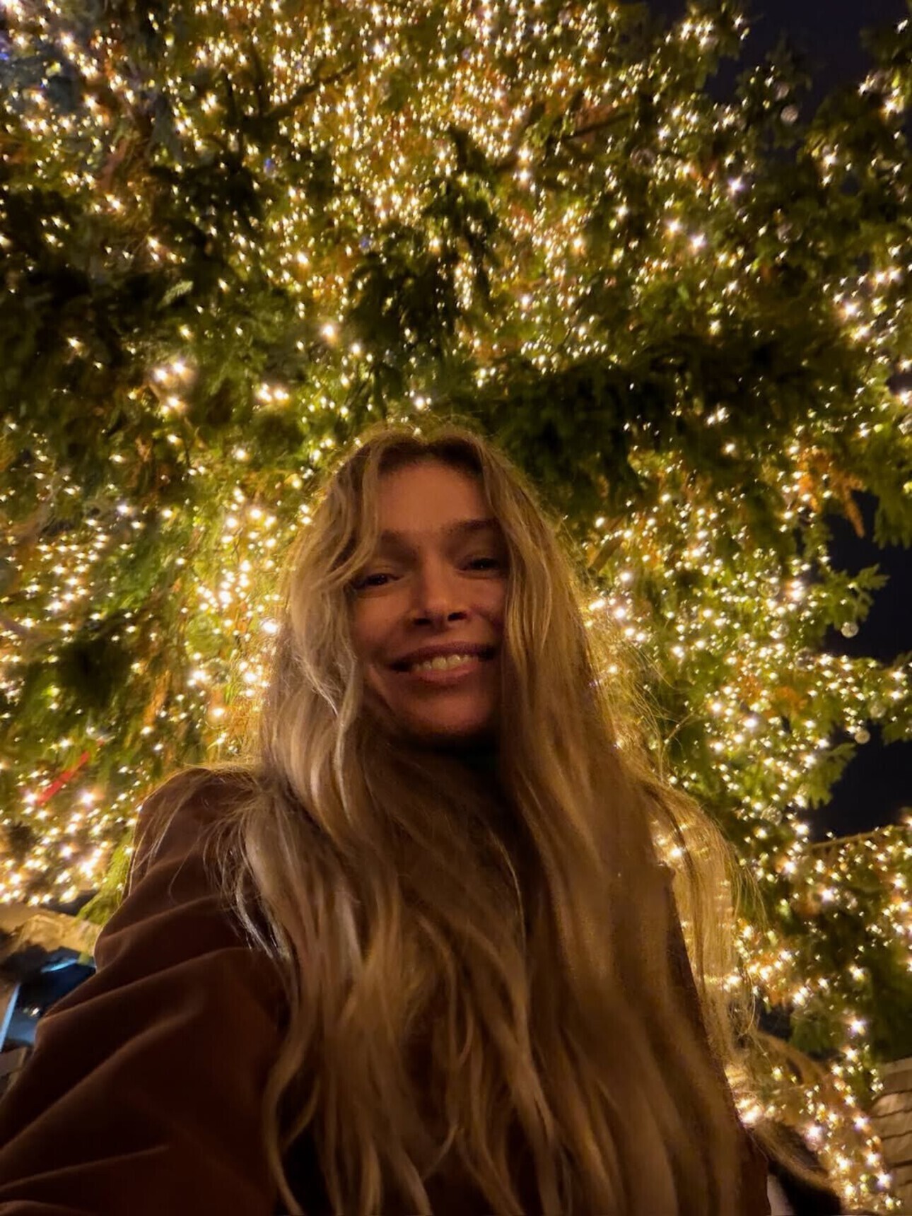 Улетевшая в&nbsp;Германию Вера Брежнева снялась на&nbsp;фоне городской елки