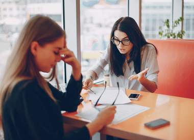 Токсичный начальник-женщина: 7 приемов, которые она использует, и как дать отпор