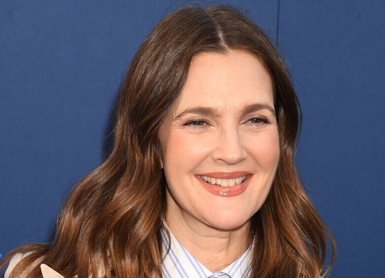 «До&nbsp;сих пор детское личико»: показавшая морщины Дрю Бэрримор нарвалась на&nbsp;комплименты