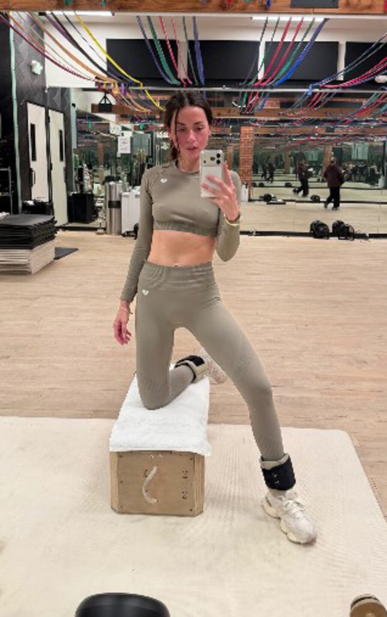 37-летняя Ана-де Армас показала плоский подкаченный живот