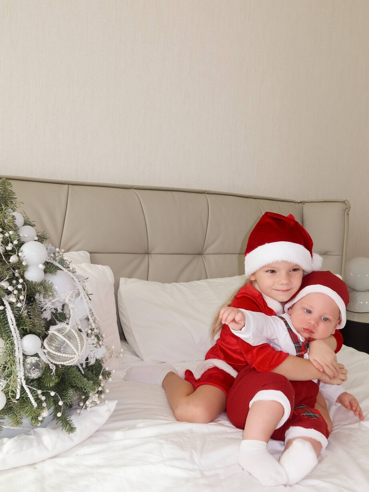 &laquo;Мирошику 8 месяцев!&raquo;: Шульгина запечатлела дочь и&nbsp;сына в&nbsp;новогоднем антураже