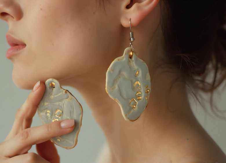 Блестеть и блистать: украшения, которые можно надеть и после Нового года