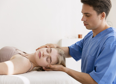 Боли в шее и голове: когда стоит обратиться к остеопату