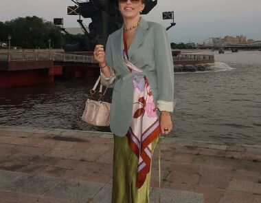 С наступлением летнего сезона шелковый платок вновь выходит на лидирующие,позиции среди популярных аксессуаров