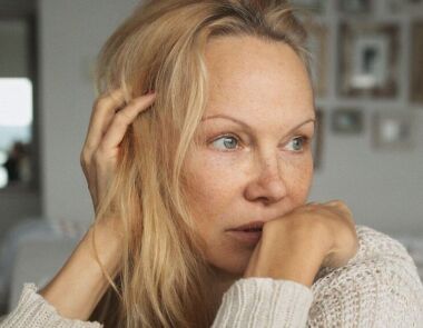58-летняя Памела Андерсон снялась для обложки глянца в новом имидже: без макияжа