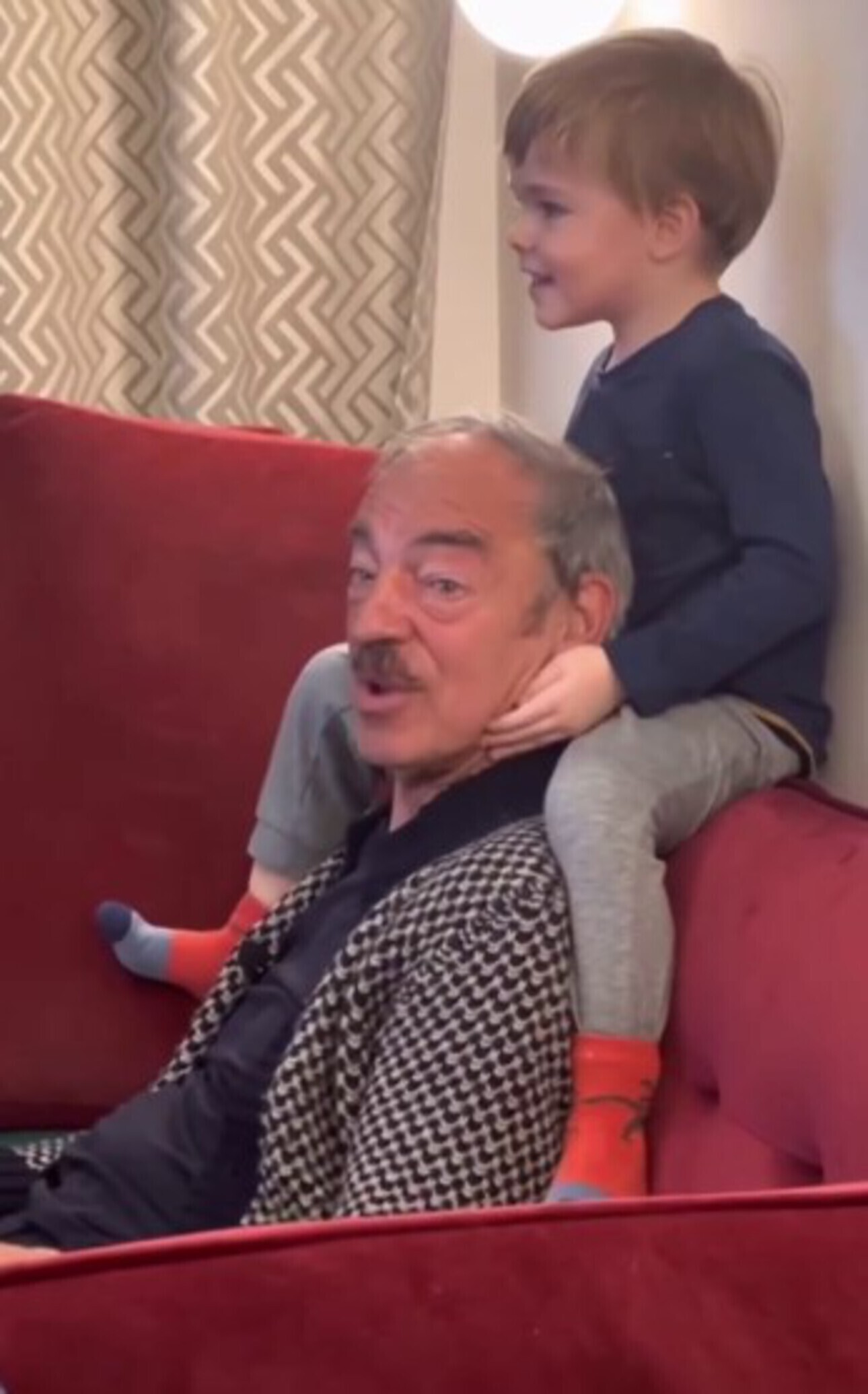 Без легендарной шляпы: Боярская запечатлела отца-именинника в&nbsp;компании внука