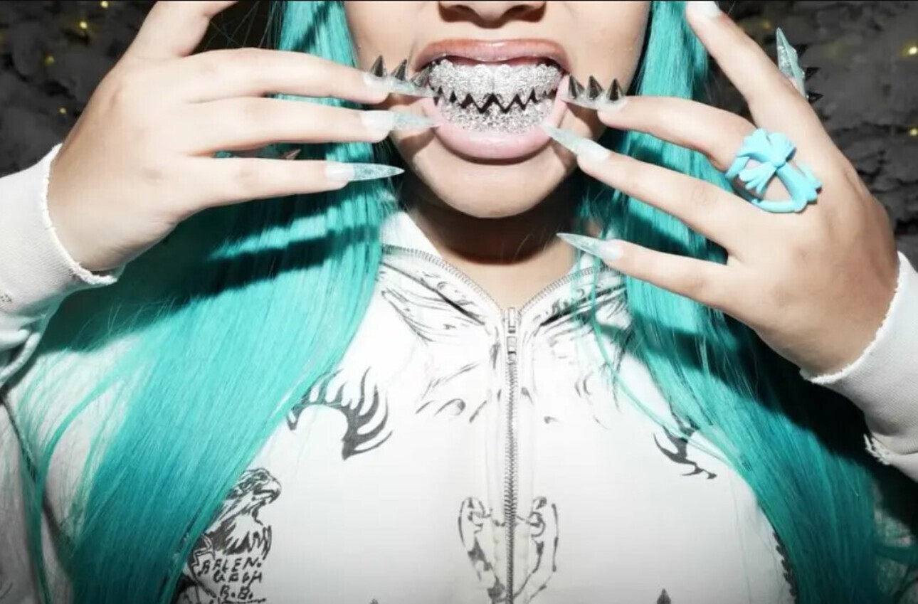 Эпатажная 12-летняя дочь Кардашьян и&nbsp;Уэста сделала себе бриллиантовые зубы