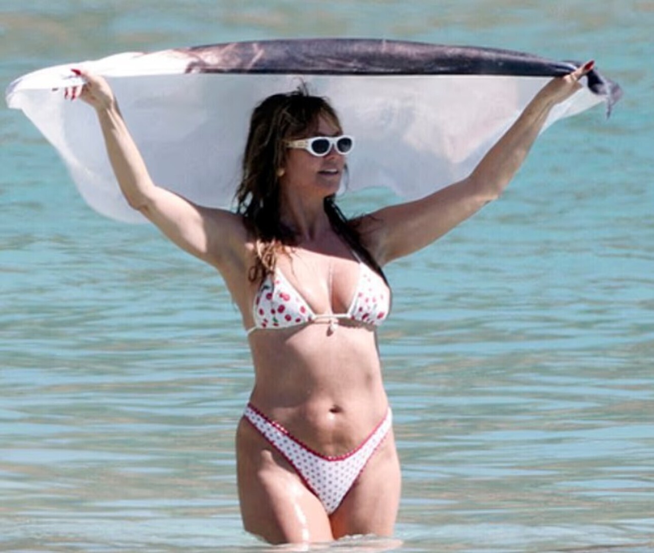 Хайди Клум вышла на&nbsp;пляж с&nbsp;полотенцем с&nbsp;изображением лица молодого мужа