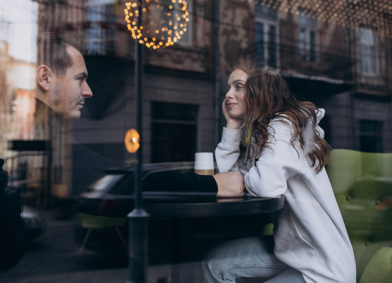 Как понять, что она влюблена: 10 неявных сигналов, выдающих женские чувства