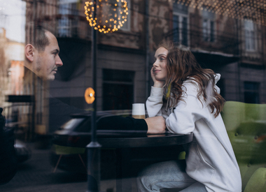 Как понять, что она влюблена: 10 неявных сигналов, выдающих женские чувства