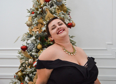 Ничего лишнего: как выбрать праздничное платье для нестандартной фигуры