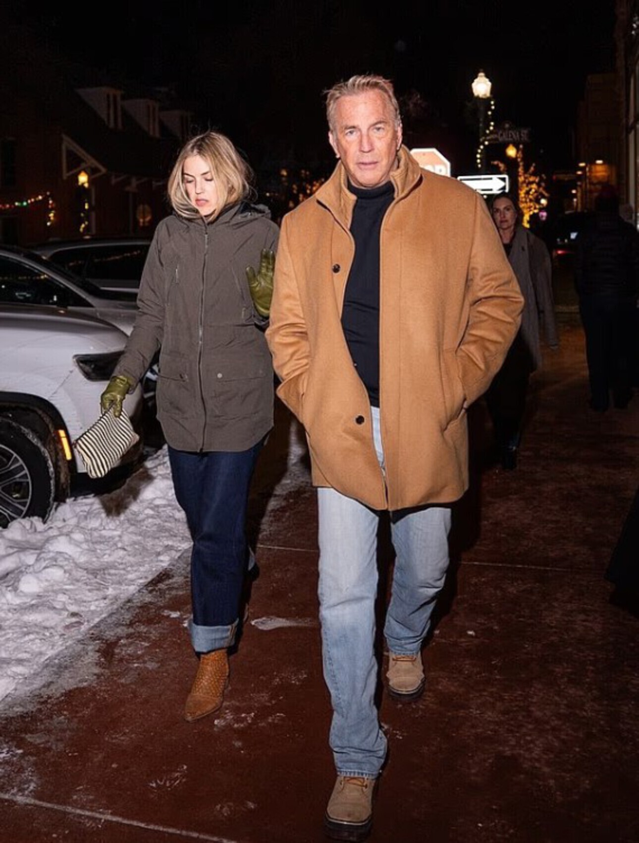 Кевин Костнер вышел на&nbsp;прогулку со&nbsp;своей новой 46-летней любовью