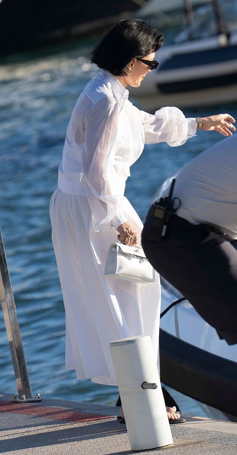 Крис Дженнер засветила морщинистые руки без перчаток: фото