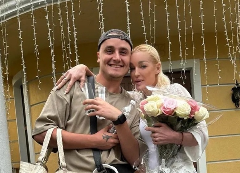 Анастасия Волочкова встретила 2026-й в&nbsp;объятиях загадочного мужчины