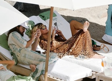 52-летняя Хайди Клум показала фигуру в золотом бикини: фото