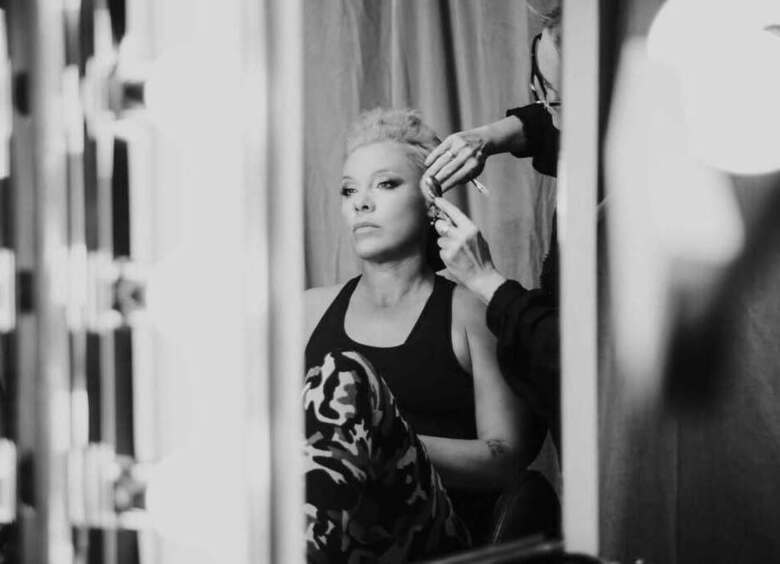 Пришлось разрезать шею: певица Pink провела новый год на операционном столе