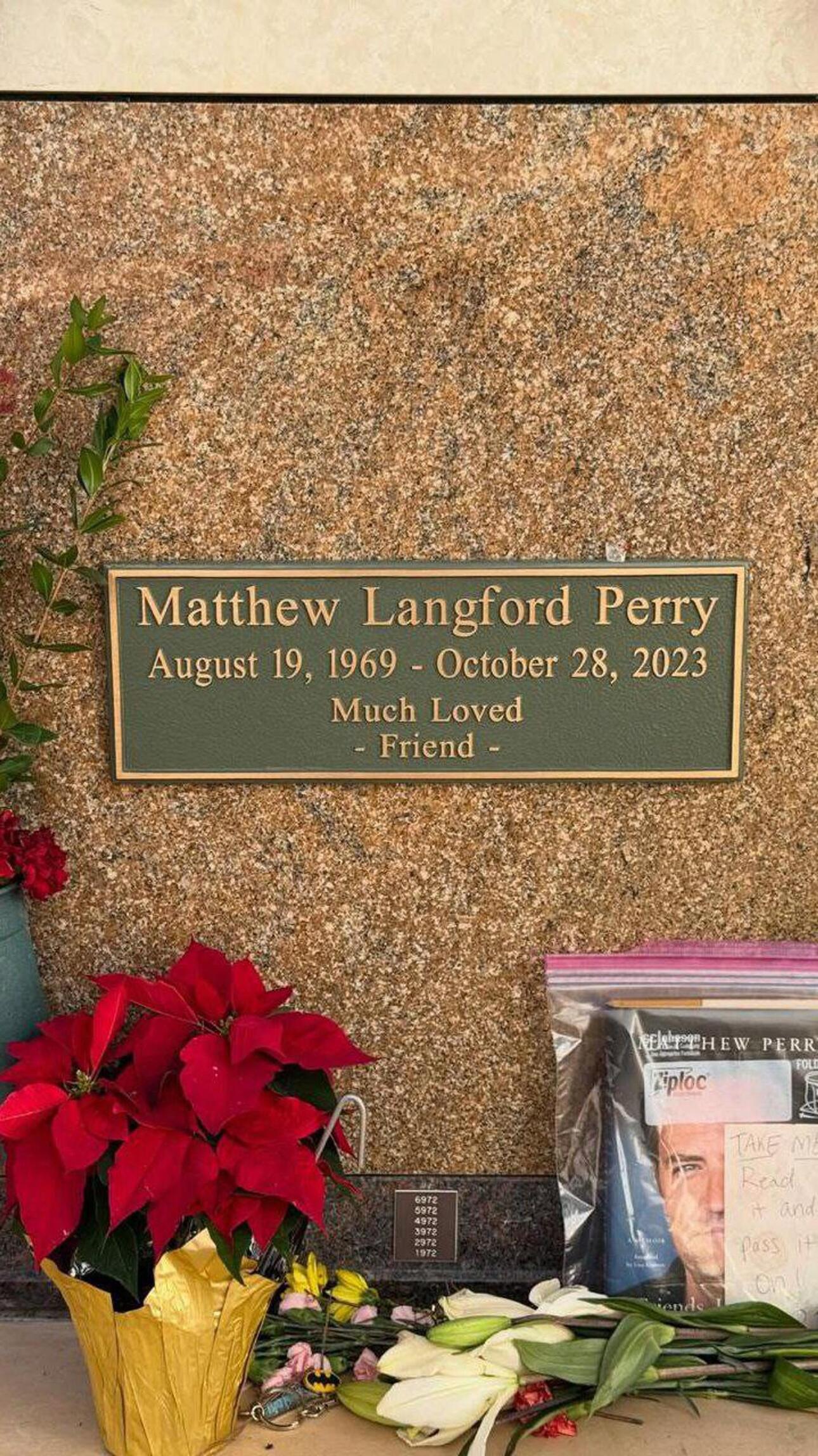 На&nbsp;могиле Мэттью Перри установили трогательную табличку с&nbsp;отсылкой к&nbsp;&laquo;Друзьям&raquo;: фото