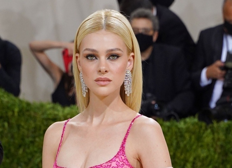 Никола Пельтц показала роскошную фигуру в желтом бикини