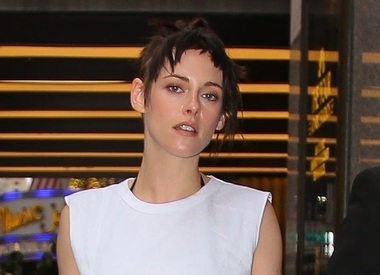 Кристен Стюарт засветила трусики на улице