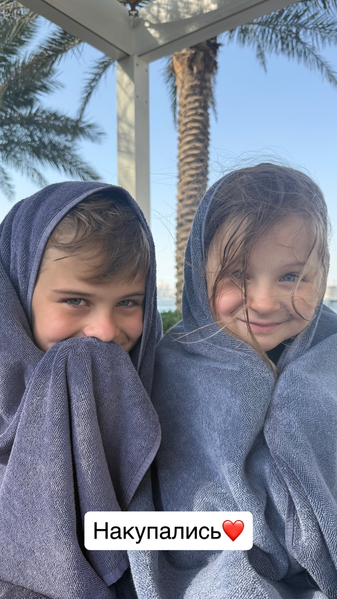 Улетевший из&nbsp;России Сергей Лазарев предстал топлес на&nbsp;пляже