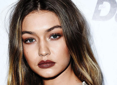 Привет из 90-х: как коричневая помада стала символом современного шика