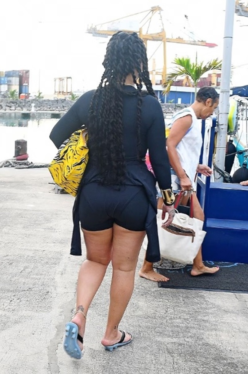 Рианна показала фигуру через 4 месяца после рождения третьего ребенка