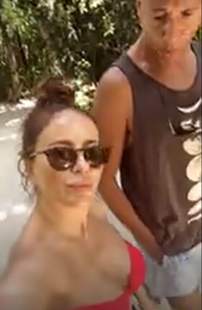 Муж засмотрелся на&nbsp;формы: Ани Лорак зажгла на&nbsp;Мальдивах в&nbsp;алом бикини