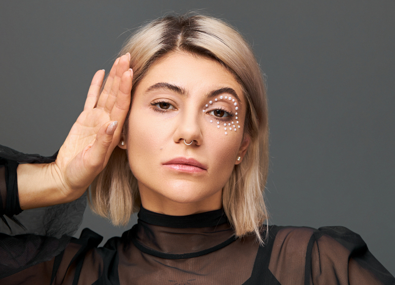 Макияж для нависшего века: хитрости, которые реально работают