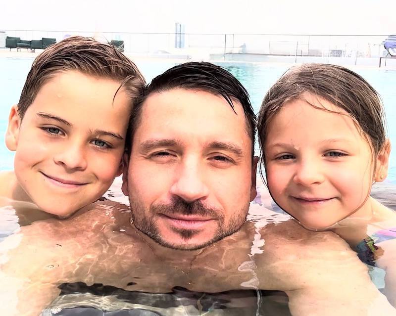 &laquo;Мы&nbsp;как Змей Горыныч&raquo;: Лазарев поделился забавным фото с&nbsp;детьми