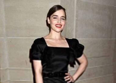 Эмилия Кларк сломала ребро на съемках интимных сцен нового сериала