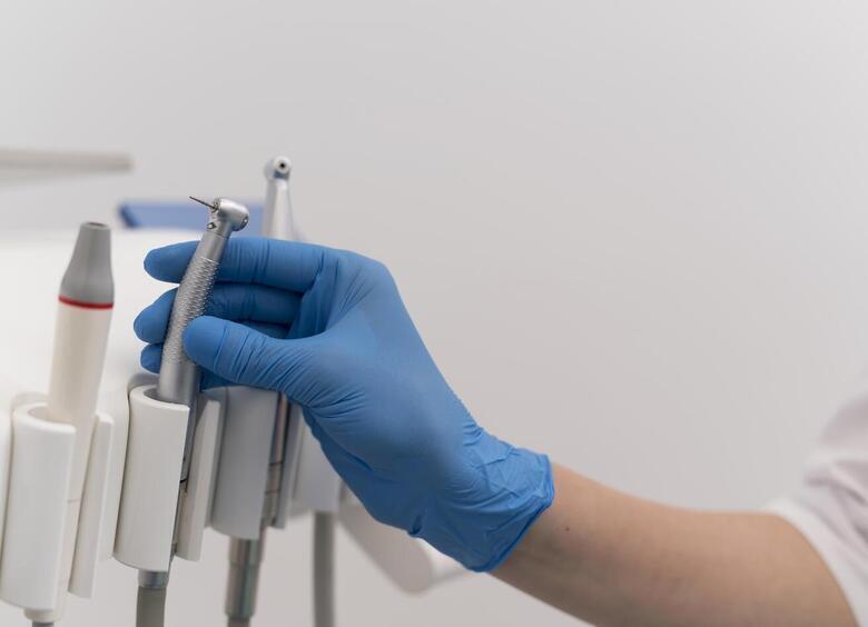 Не&nbsp;болит&nbsp;— к&nbsp;врачу не&nbsp;надо: стоматолог развенчал мифы о&nbsp;лечении зубов