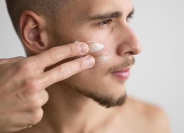 Больше, чем просто бритье: как мужчинам ухаживать за кожей лица и что должно быть под рукой