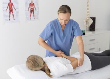 Остеопат VS мануальный терапевт: какого специалиста выбрать под каждую проблему