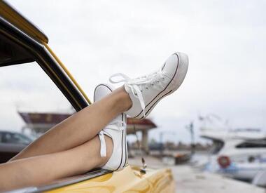 Кроссовки весной 2026: сезон, когда обувь снова играет главную роль