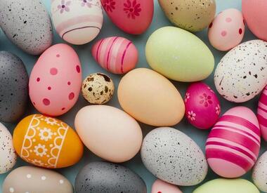 Как красиво покрасить яйца на Пасху: простые и быстрые способы