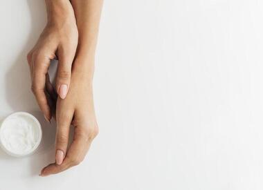 Как ухаживать за кожей рук и ногтями весной: рецепты от сухости и трещин
