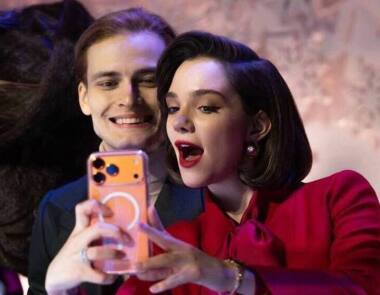 Фигуристка Евгения Медведева и танцор Ильдар Гайнутдинов вдвоем вышли на,красную дорожку светского раута и произвели фурор