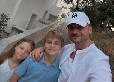 «Папеньку любимого снимают»: Лазарев похвалил 11-летнего сына за умение профессионально фотографировать